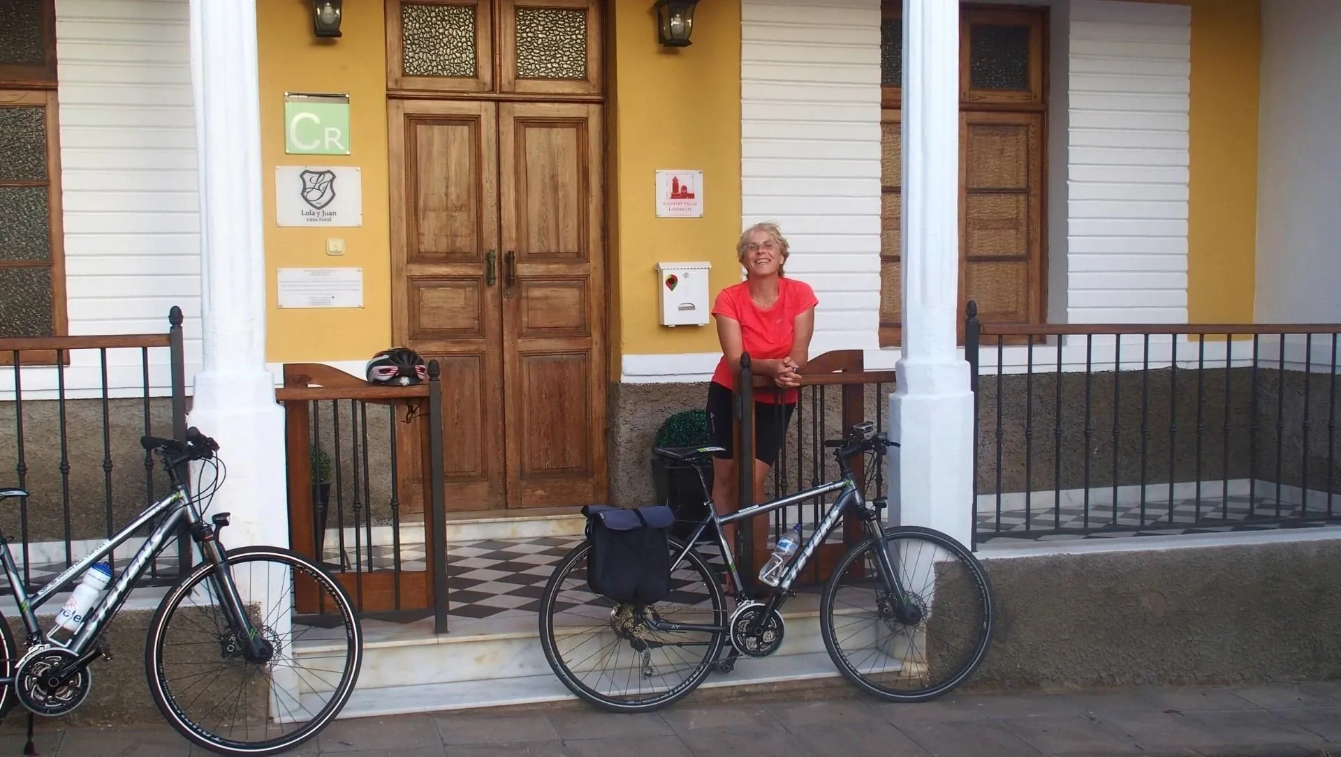 Cycliste Devant Un Etablissement A Lanzarote Iles Canaries Espagne C Jean Claude Praire - Canaries © Jean Claude Praire