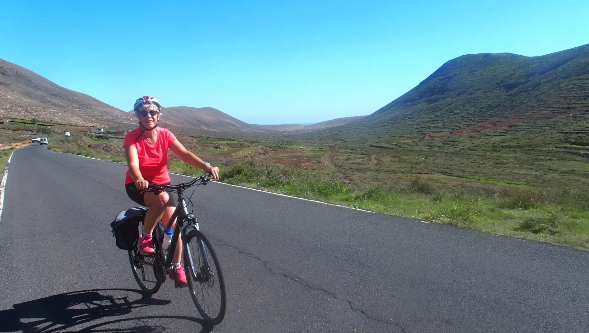 Cycliste Et Paysages Montagneux De Lanzarote Iles Canaries Espagne C Jean Claude Praire - Canaries © Jean Claude Praire
