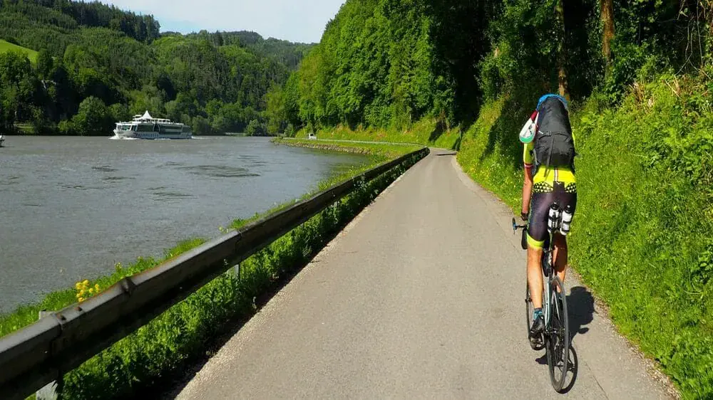 Cycliste Eurovelo 6 Pres Grein Autriche - Allemagne