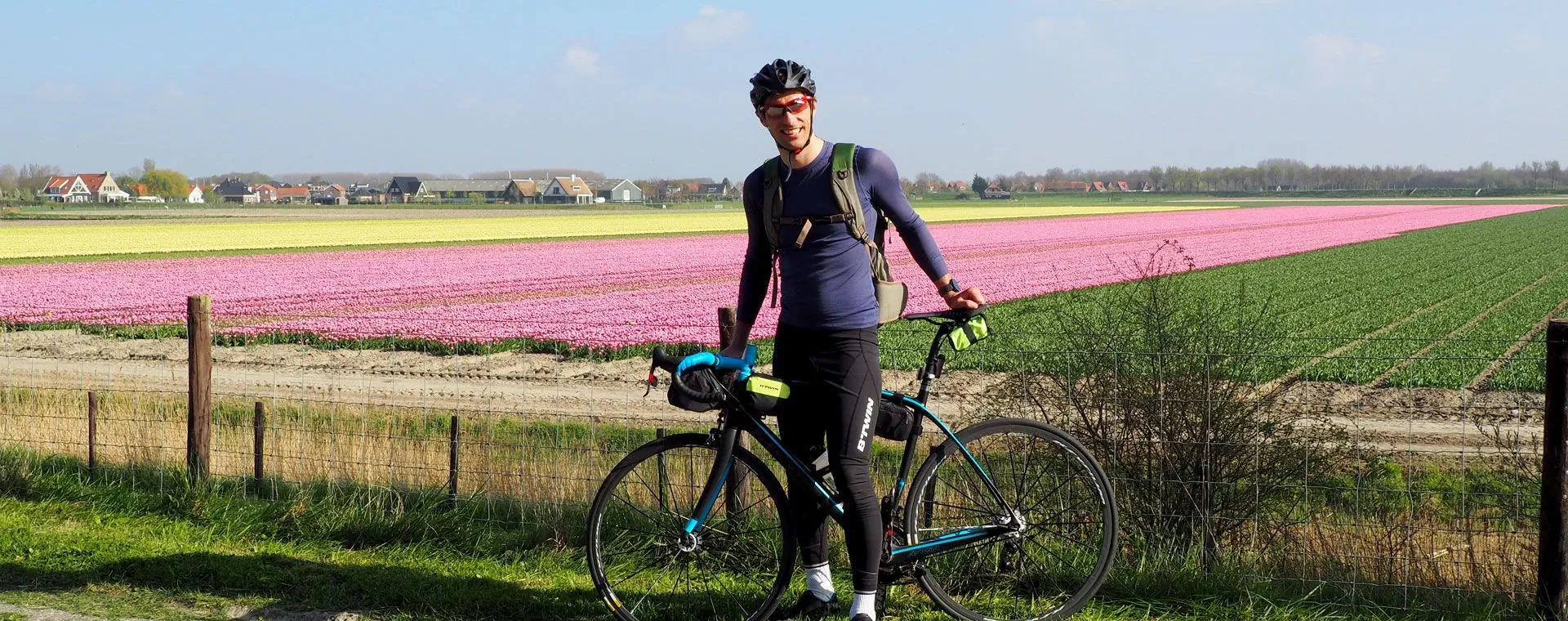 Cycliste devant un champ de fleurs - Pays-Bas
