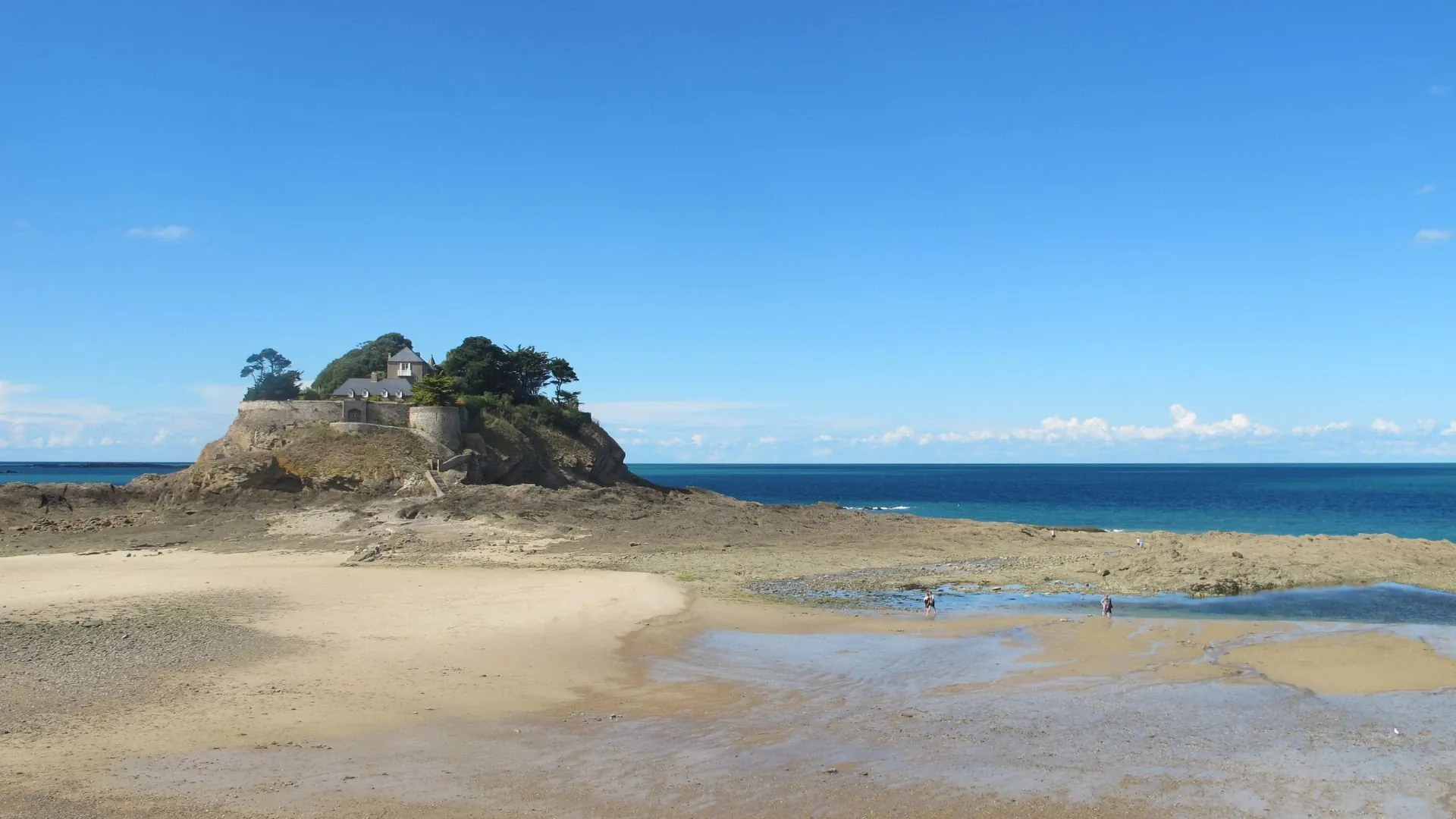Cycliste devant le Mont-Saint-Michel - Normandie - France