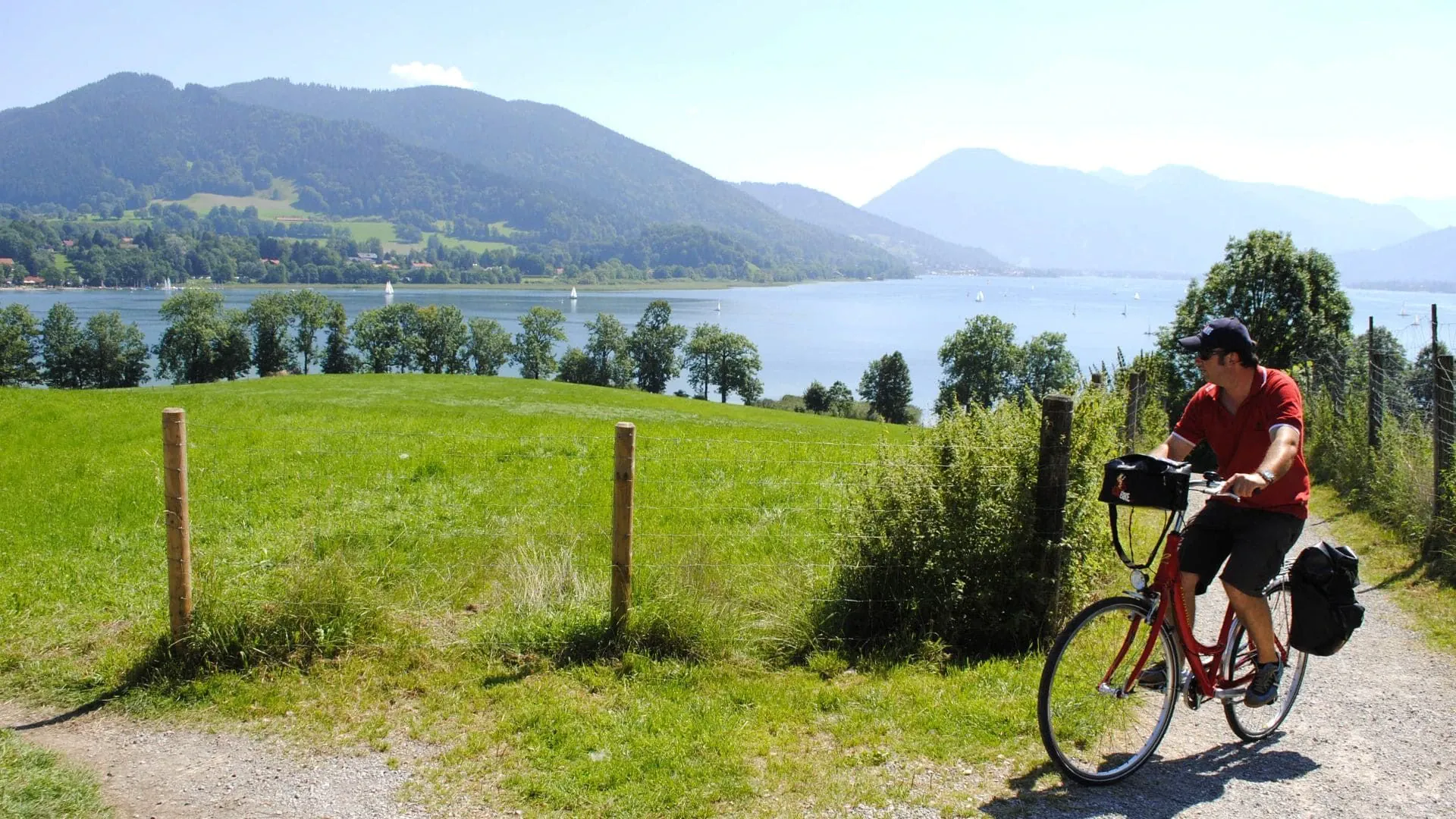 Cycliste Le Long Du Lac Tegernsee En Baviere - Allemagne