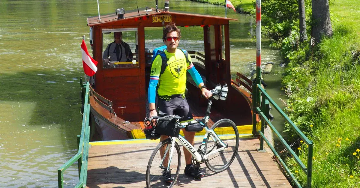 Cycliste sur un bac à Schlögen - Piste cyclable du Danube - Autriche