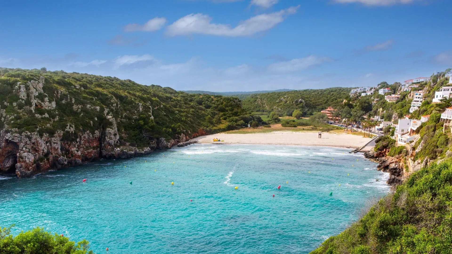 Cycliste à vélo sur route côtière - Minorque - Espagne