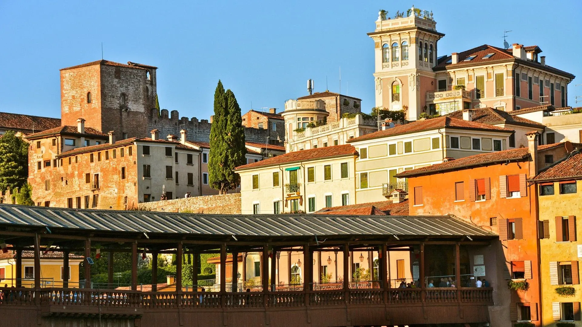 Cycliste sur chemin de campagne en Venetie - Italie