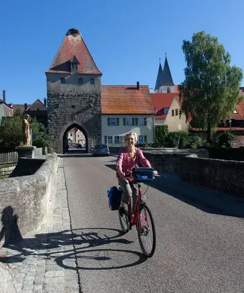 Cycliste sur le pont médiéval de Herrieden - Bavière - Allemagne