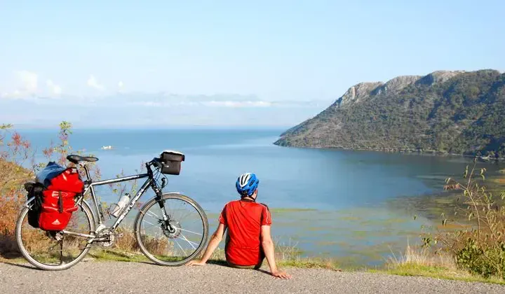 Cycliste Pres Virpazar Devant Lac Skadar