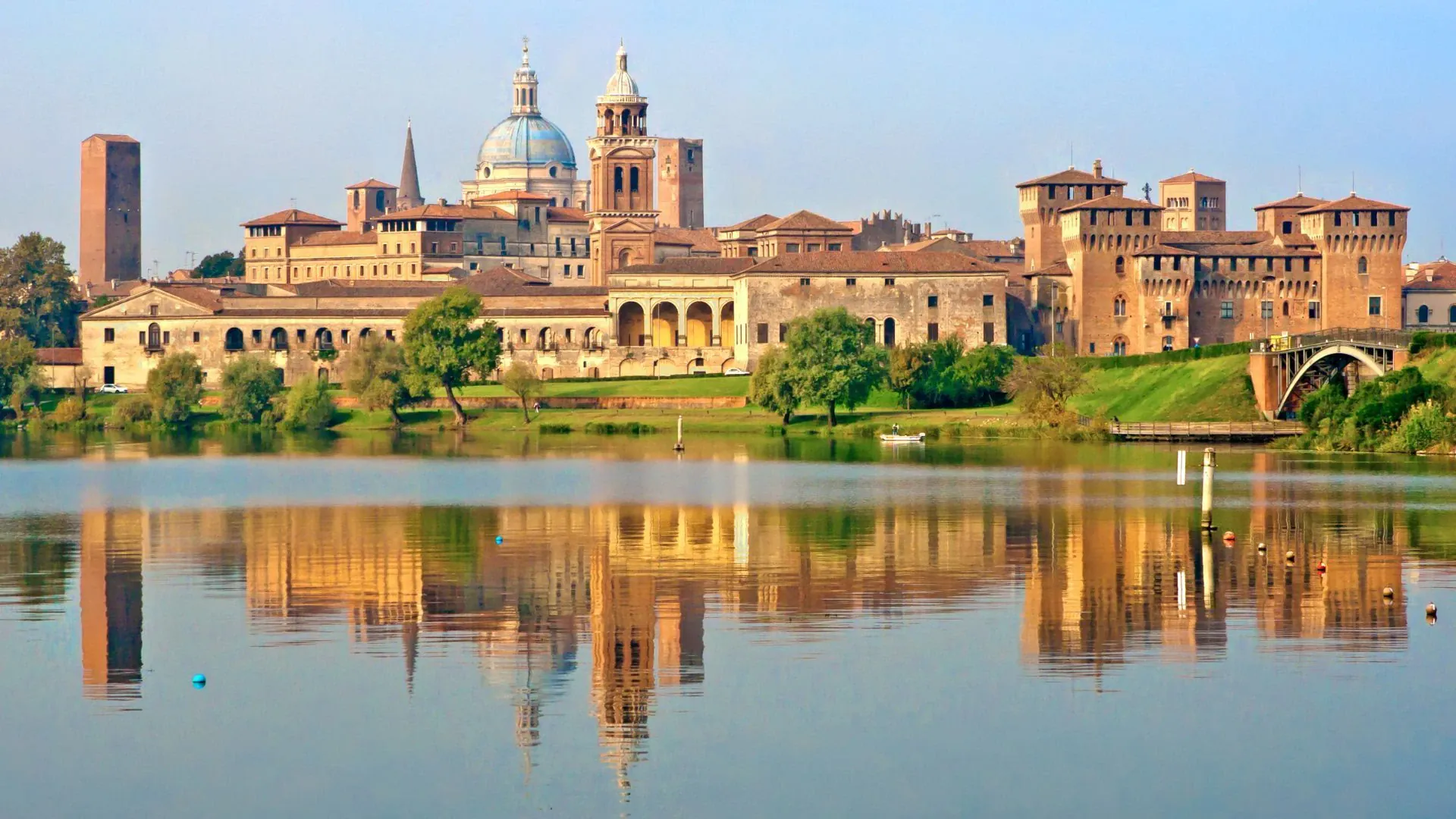 Cyclistes le long du canal dans la campagne - Venetie - Italie