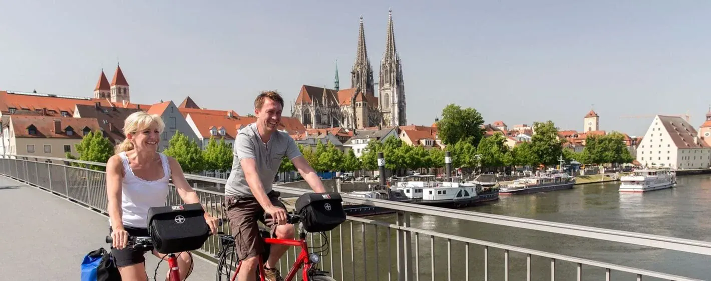 Cyclistes Au Dessus Danube Regensburg - Allemagne