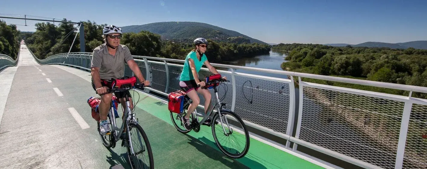 Cyclistes Pont Liberte Autriche Slovaquie Au Dessus Riviere Morava - Allemagne