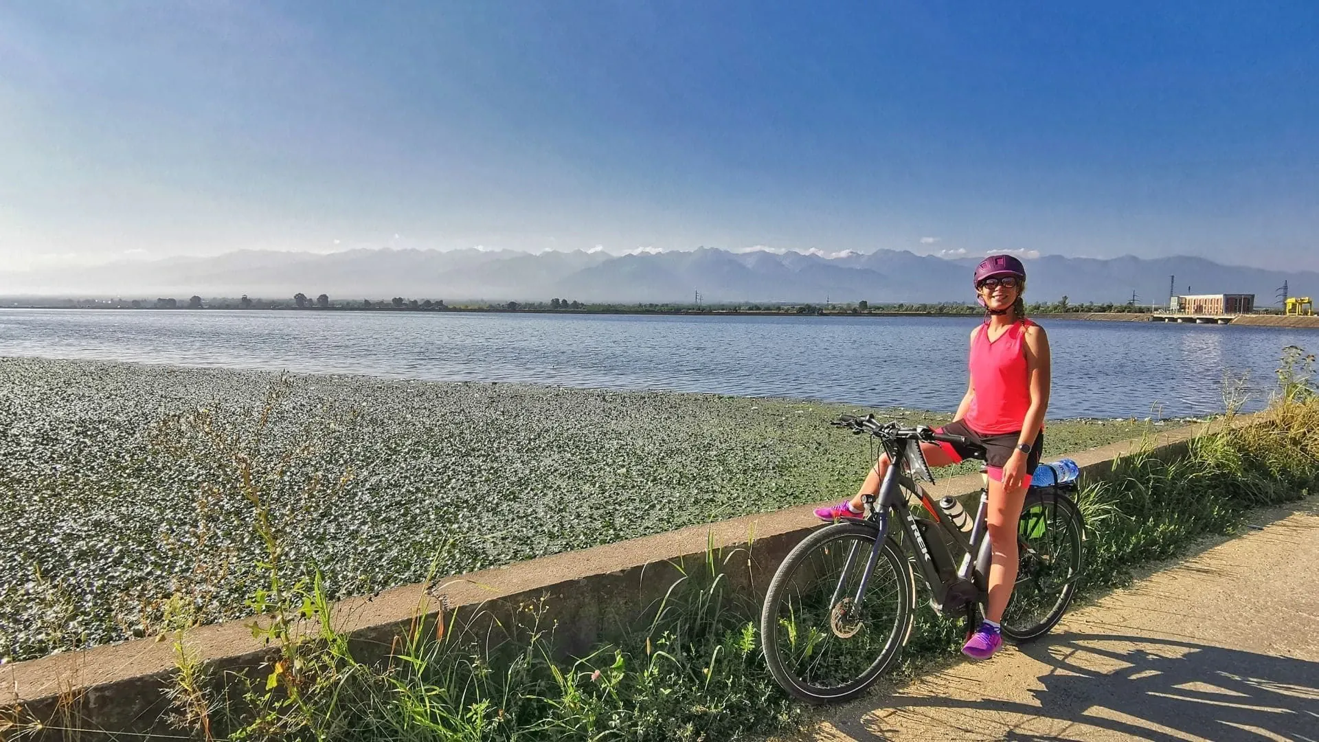 Cyclistes au bord d'un lac en Transylvanie - Roumanie © David Praire