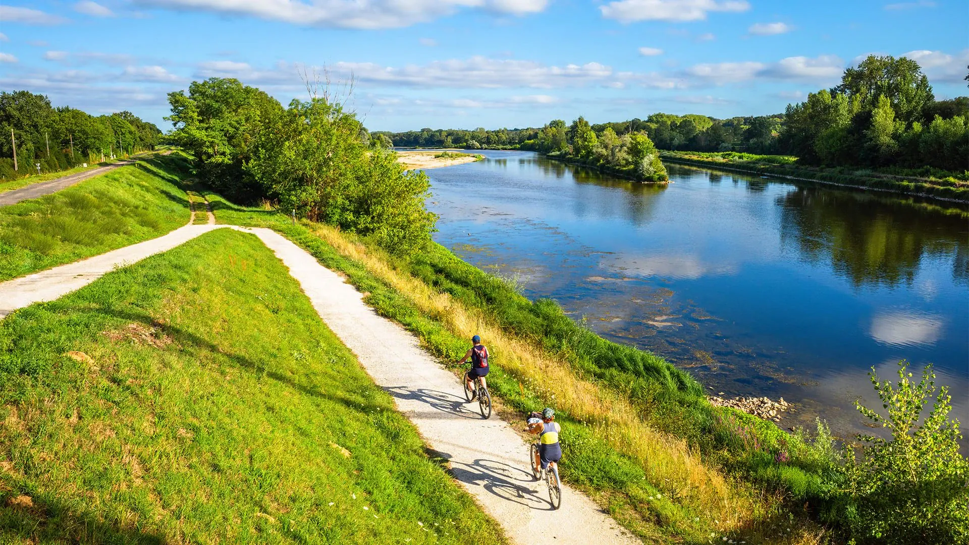 Cyclistes Chatillon Sur Loire C Adobe Stock - France © Adobe Stock