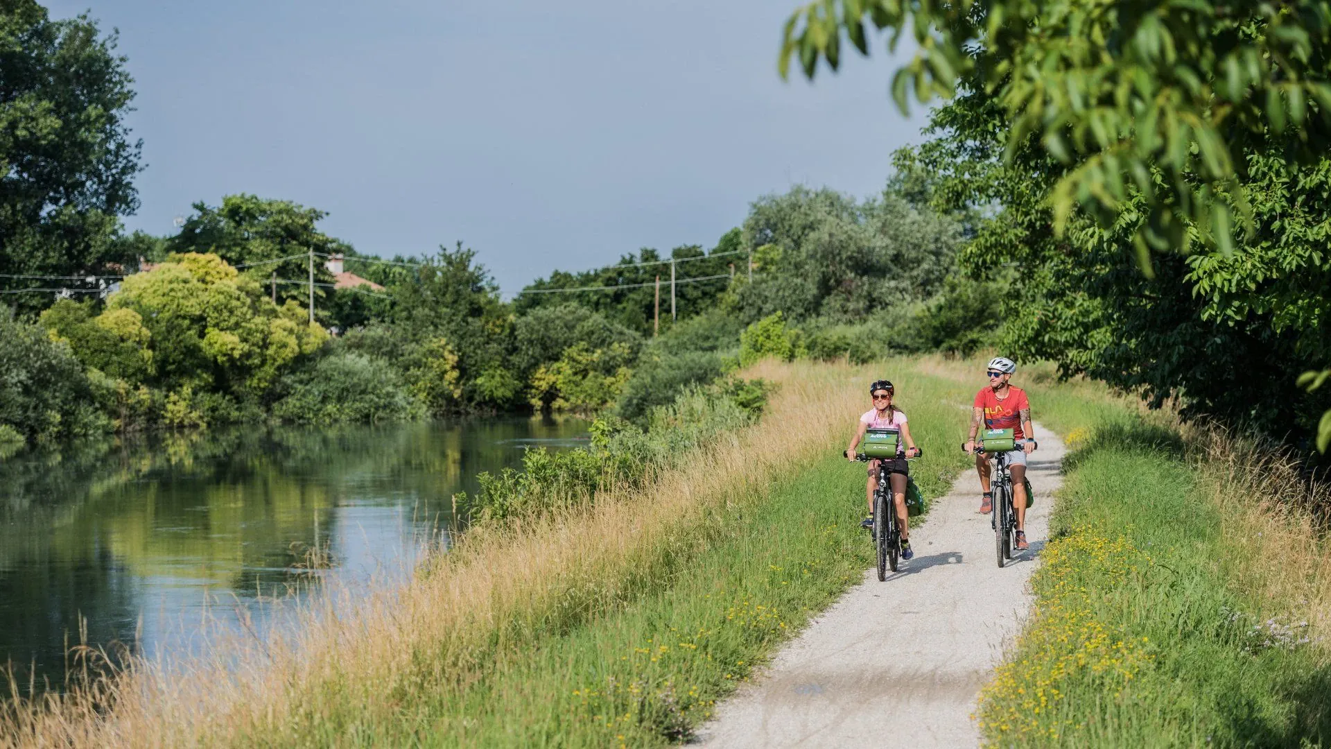 Cyclistes traversant un tunnel dans les Dolomites - Italie