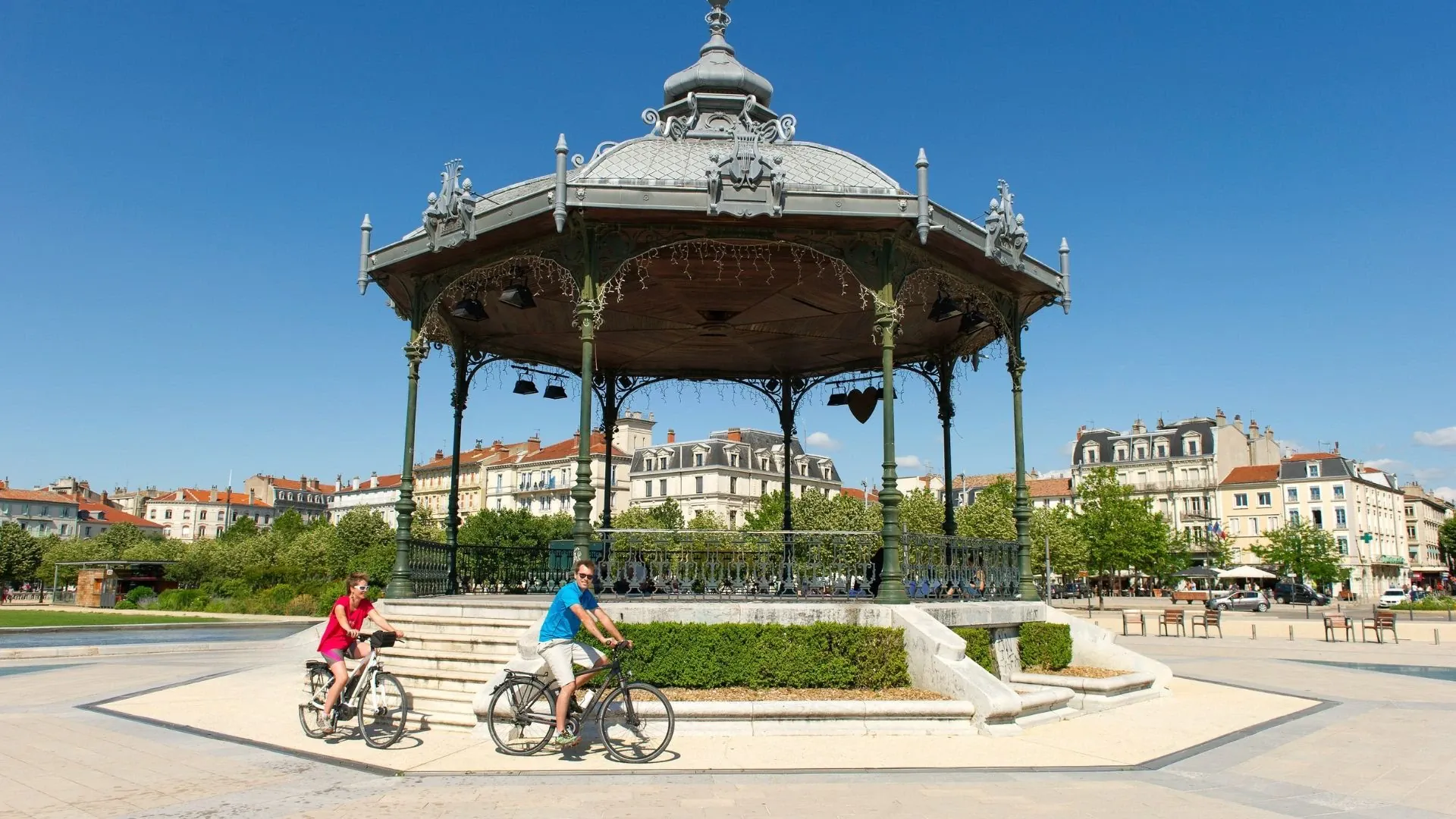 Cyclistes traversant un pont sur la ViaRhôna - Vallée du Rhône