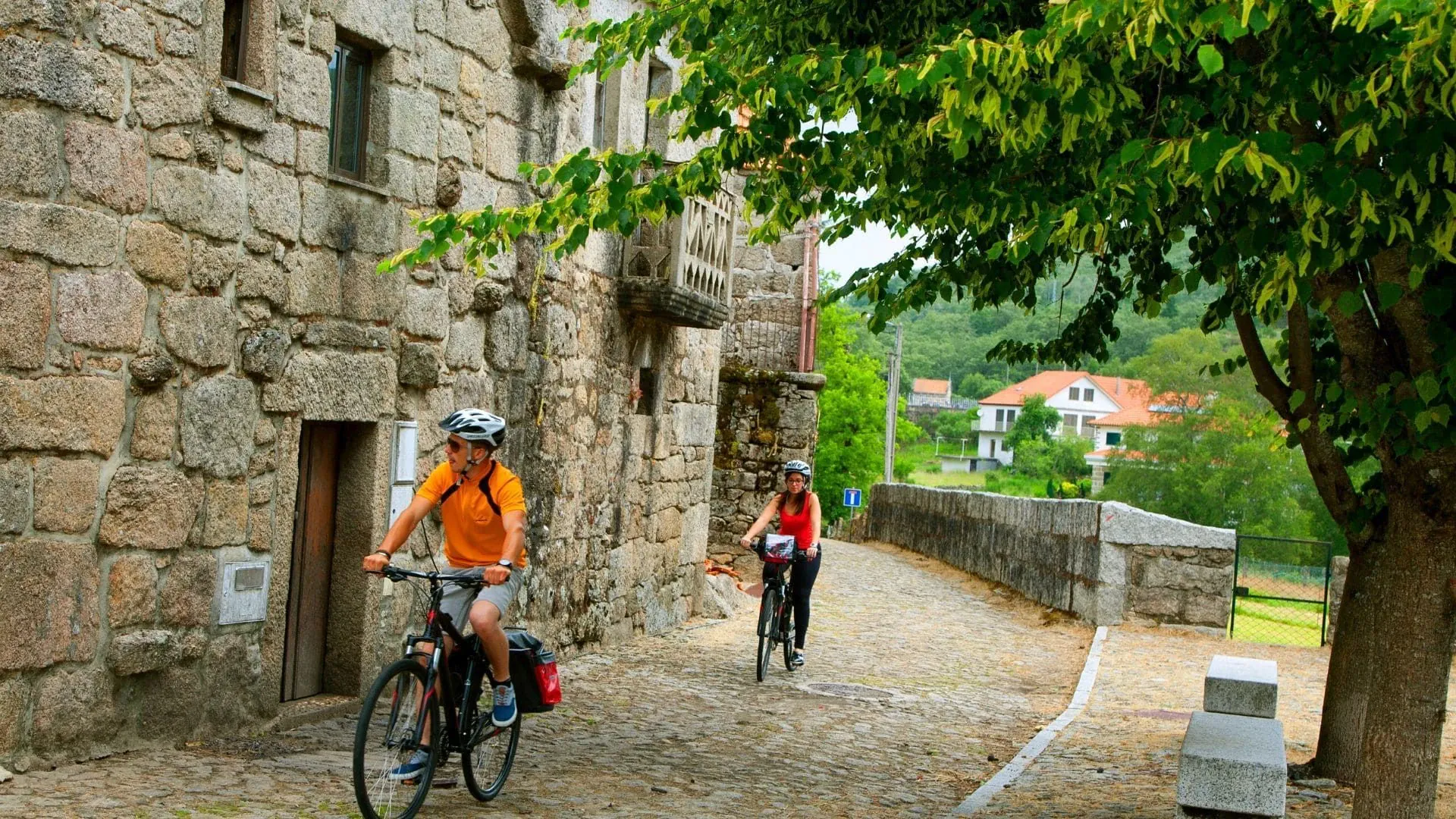Cyclistes Dans Castro Laboreiro - Portugal