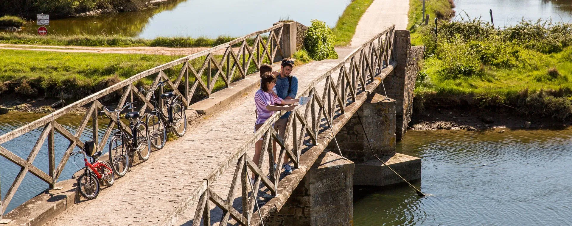 Cyclistes Dans Les Marais De L Ile D Olonne La Velodyssee - France