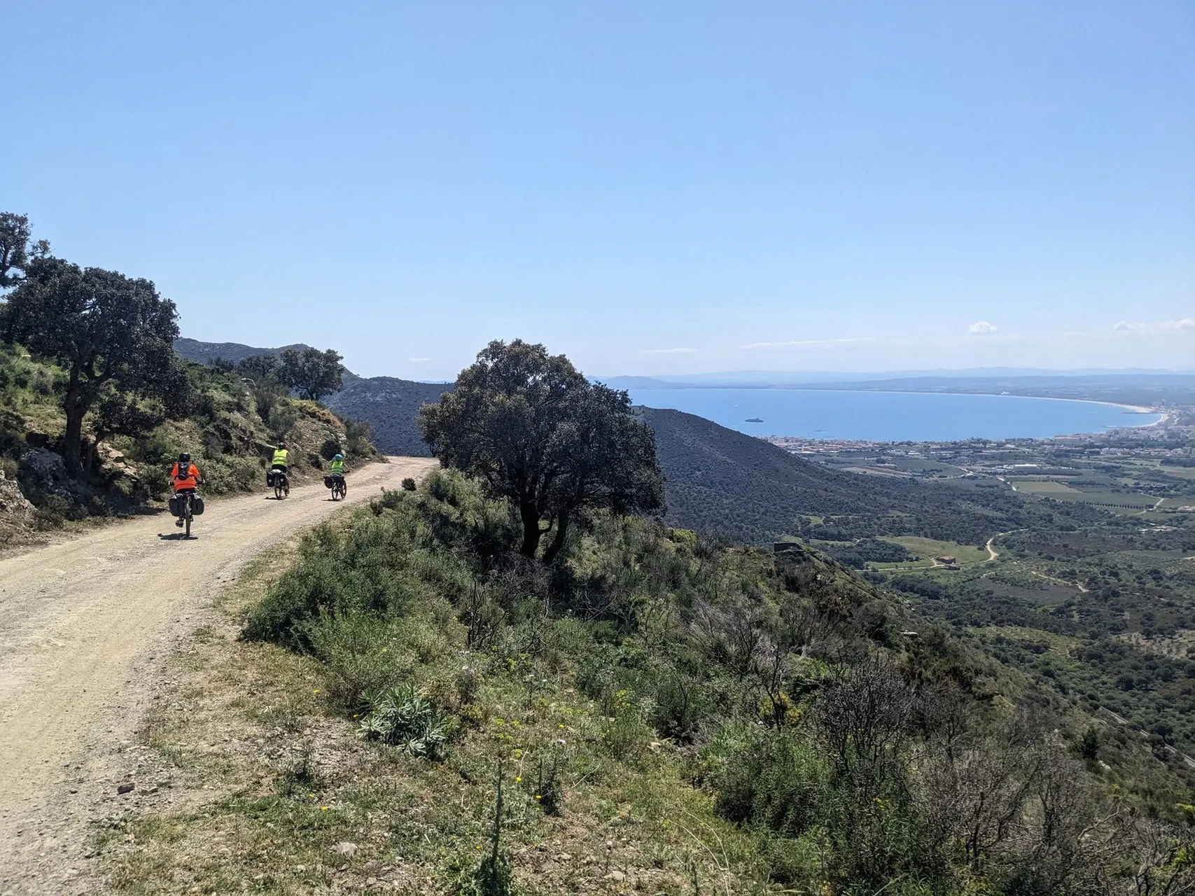 Cyclistes descendant vers Cadaqués - Costa Brava - Espagne © Quentin Vanaker