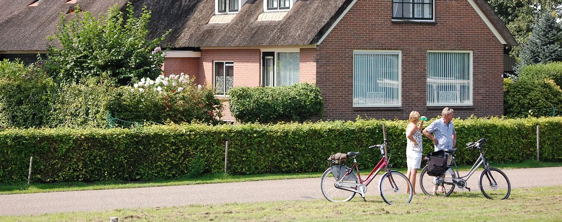 Cyclistes Devant Maison Parc National Weerribben Wieden Pays Bas - Pays-Bas
