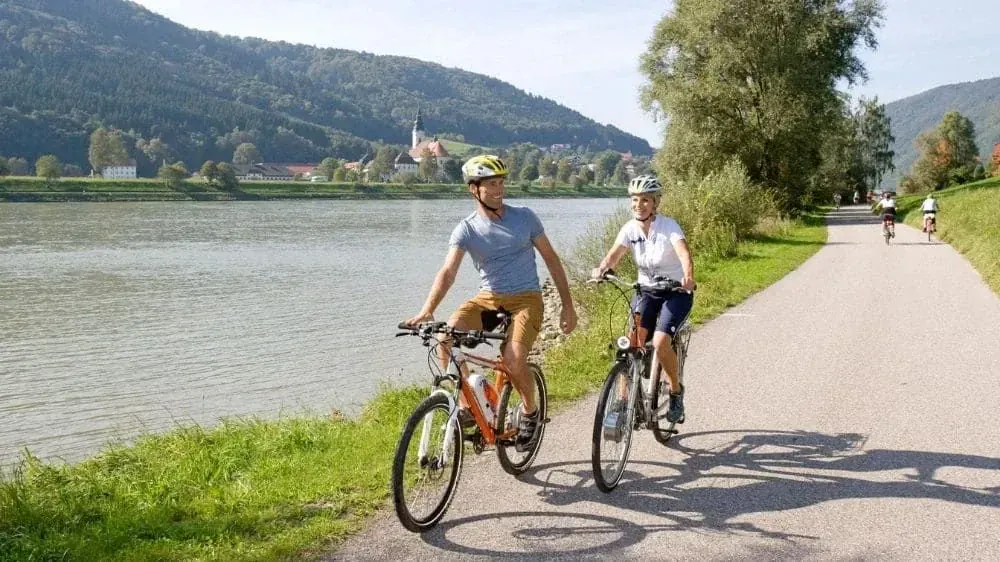 Cyclistes En Vae Au Bord Du Danube C Donau Touristik - Allemagne