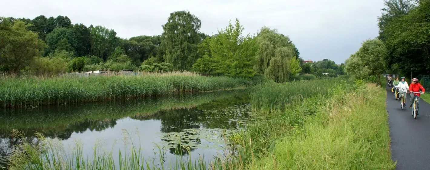 Cyclistes Fil Eau Voyage Velo Bateau Berlin Baltique - Allemagne