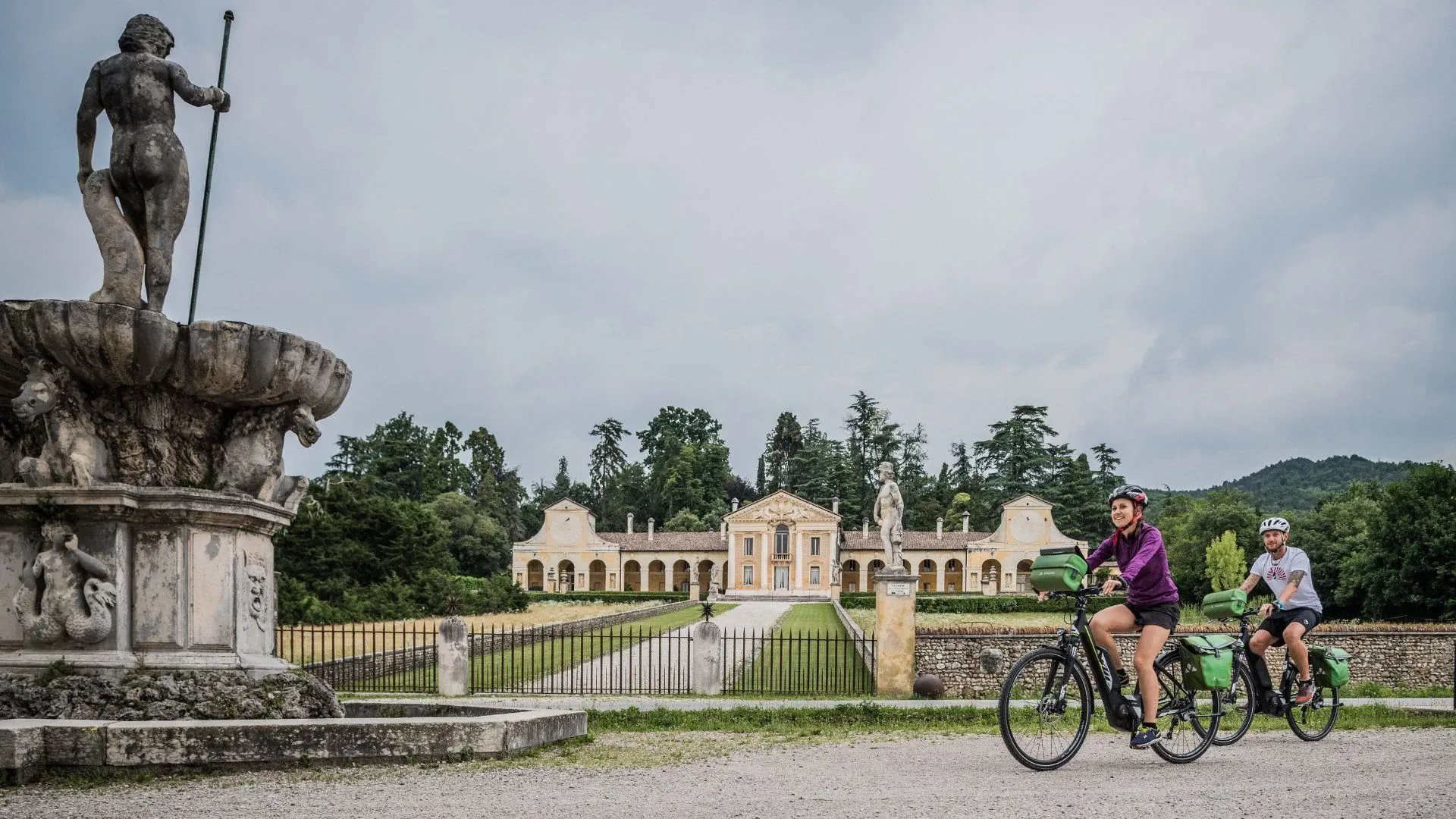 Cyclistes dans un village de montagne - Dolomites - Italie