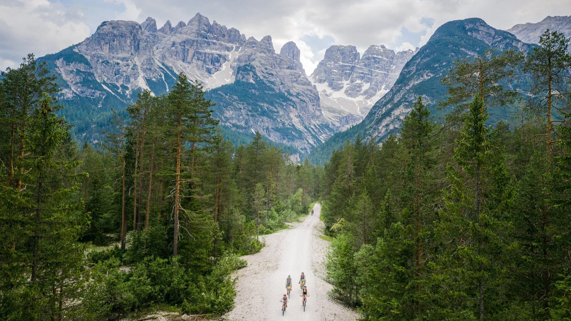 Cyclistes devant une villa palladienne - Venetie - Italie