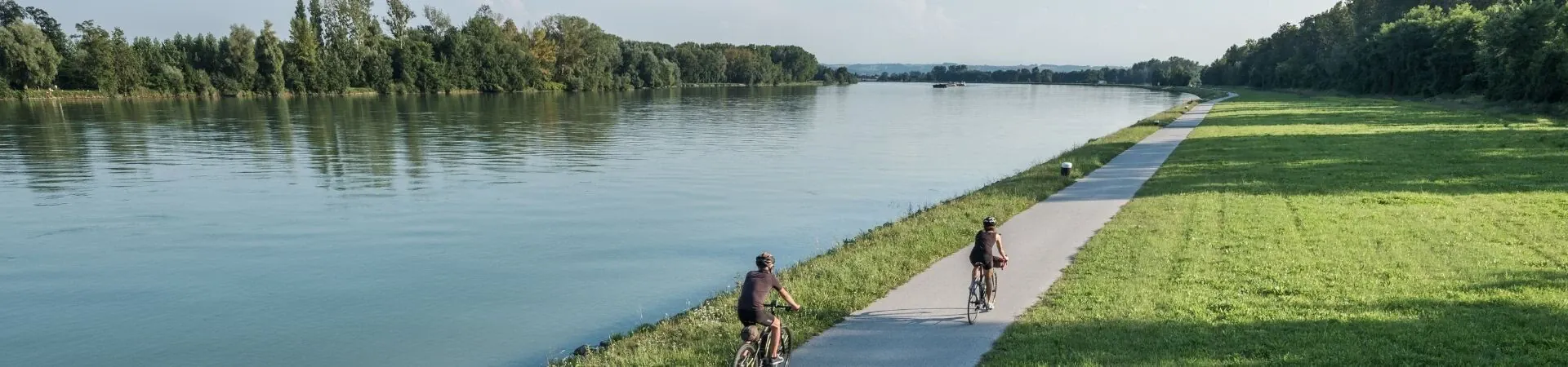 Cyclistes sur piste cyclable le long du Danube - Allemagne