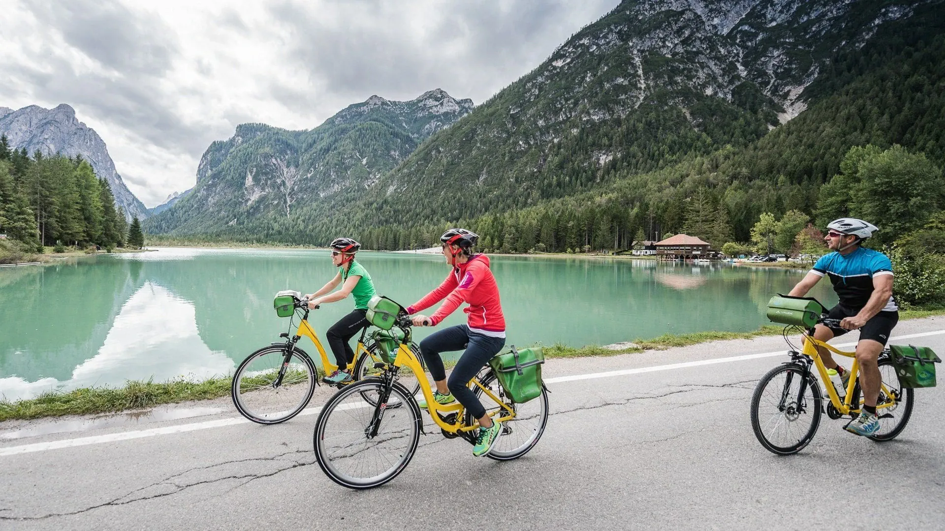Cyclistes sur piste le long de la riviere - Dolomites - Italie
