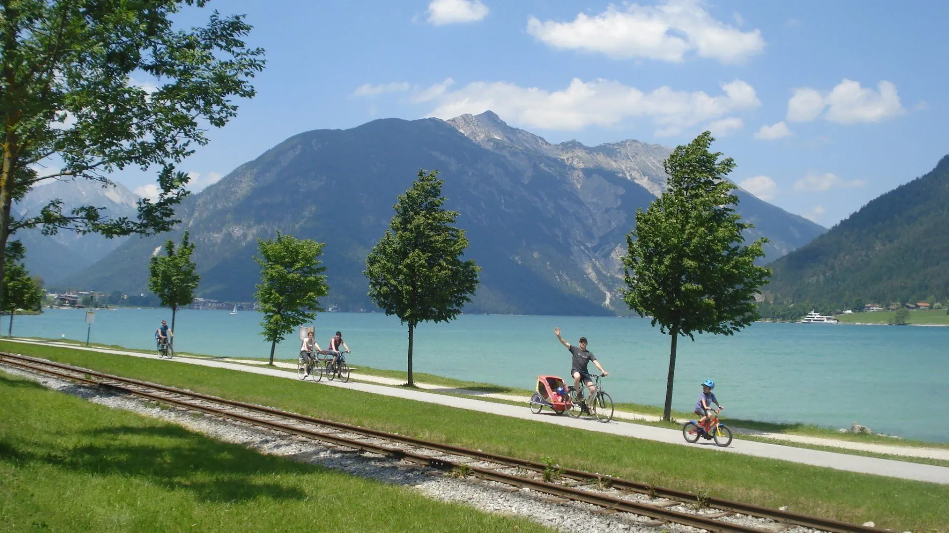 Cyclistes sur les rives du Salzkammergut - Autriche