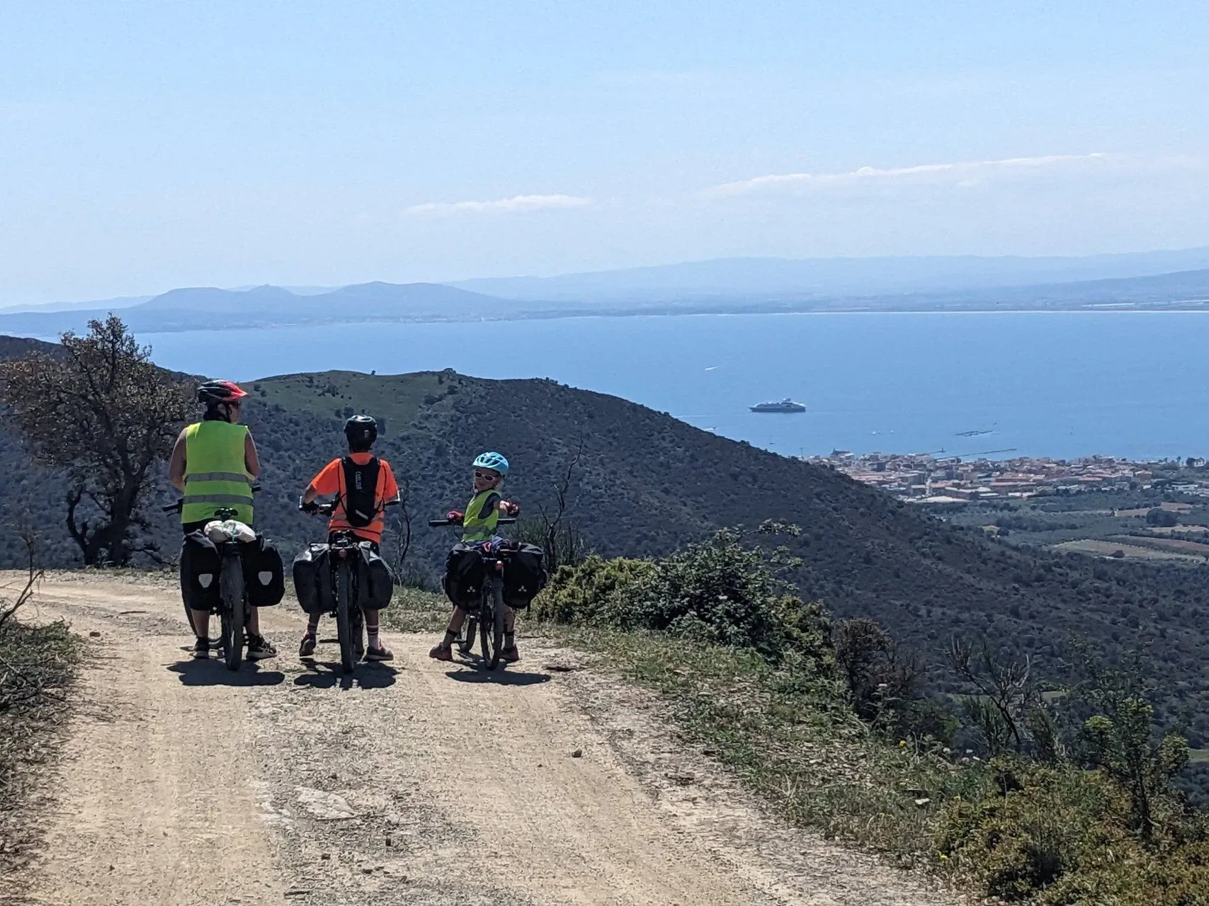 Cyclistes Vtt Dans La Descente Vers Cadaques Et Vue Sur Roses - France