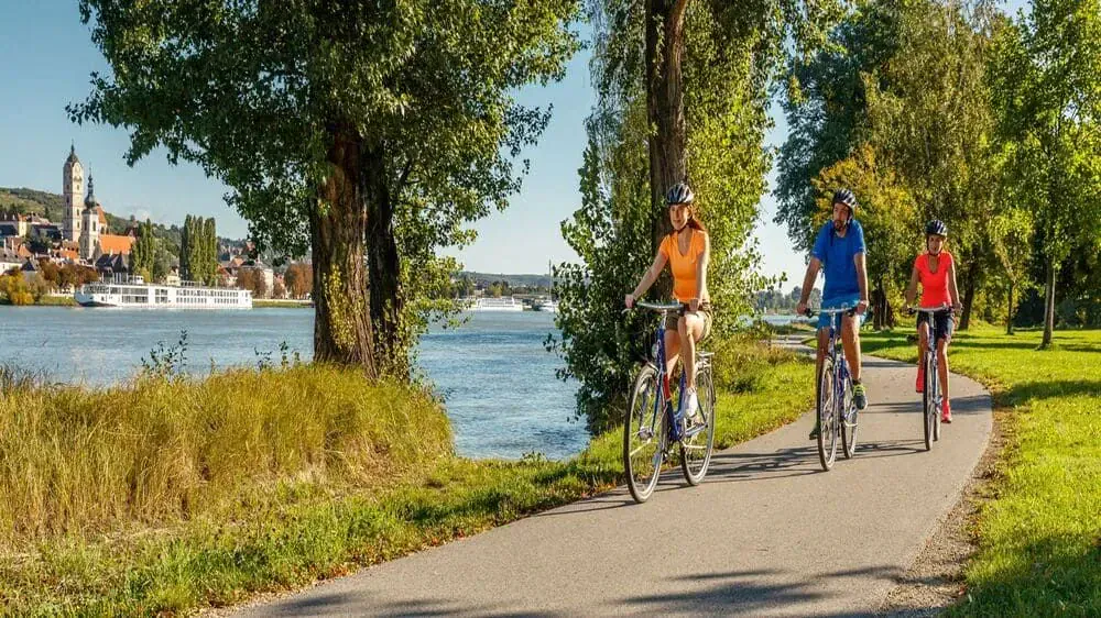 Cyclistes Wachau Long Danube Krems Autriche - Allemagne