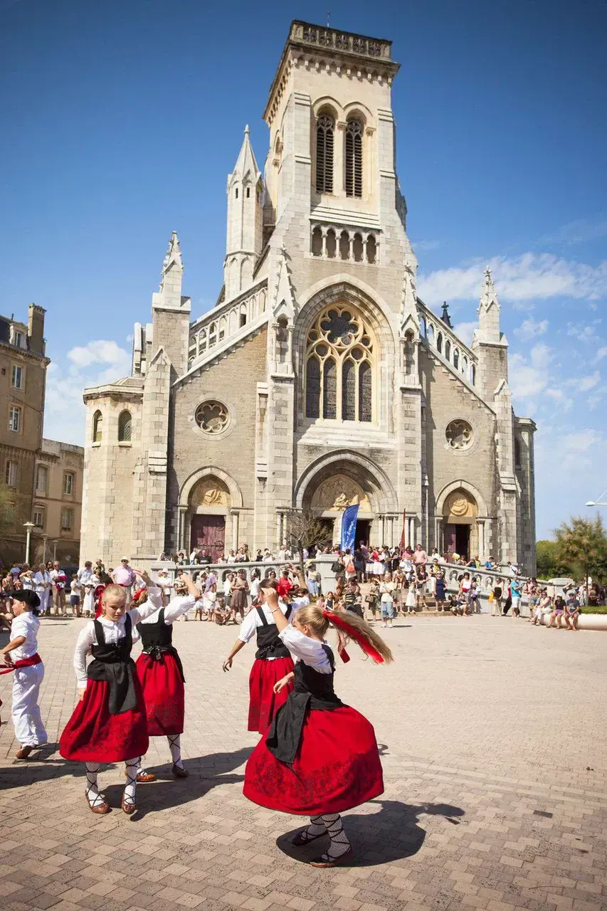 Danse Basque Eglise St Eugenie Emmy Martens Min - France