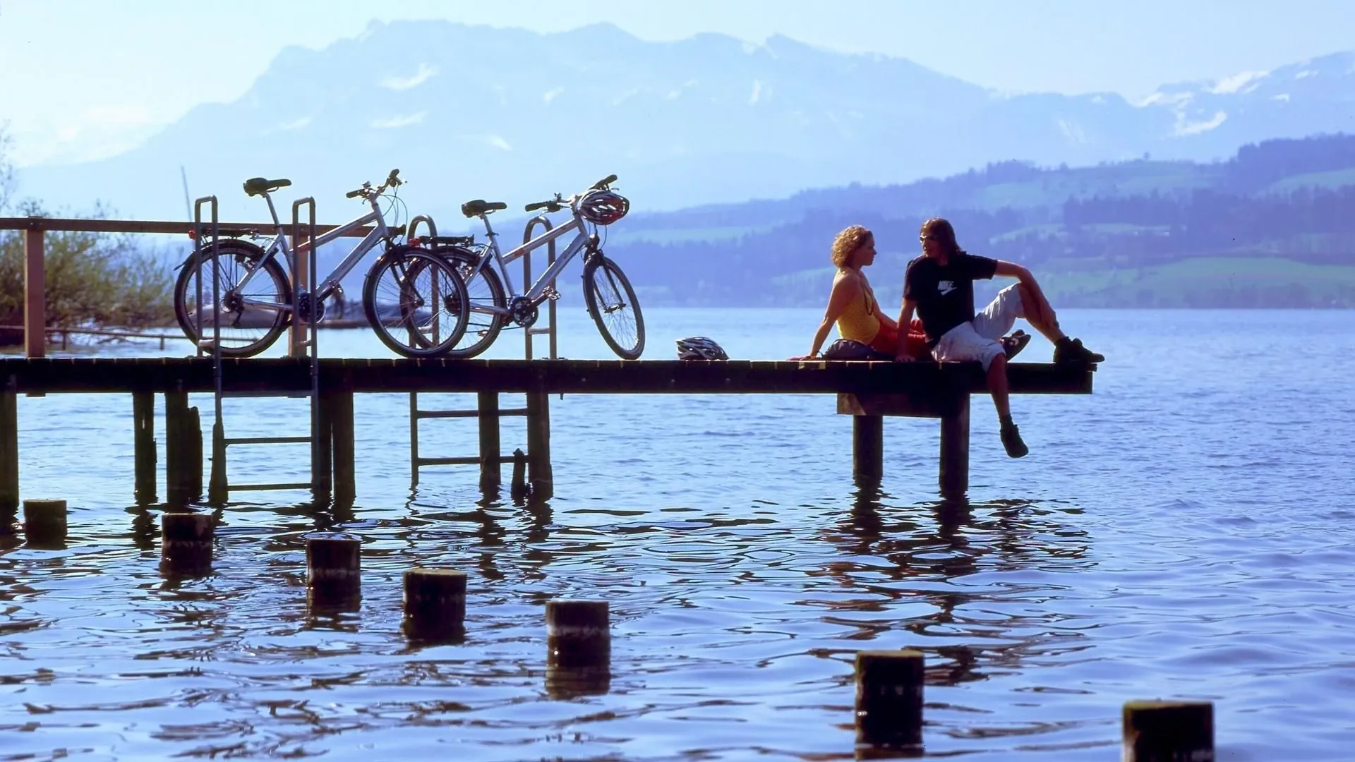Des Cyclistes Au Bord Du Lac Des Quatre Cantons C Christof Sonderegger - Suisse © Christof Sonderegger