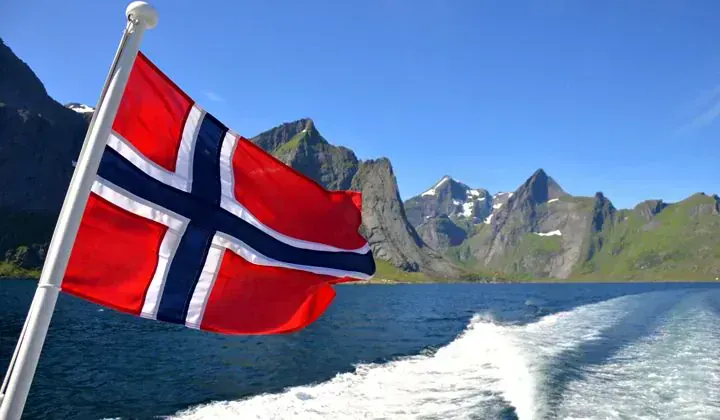 Drapeau Norvegien Flotte Fjord Reine Lofoten - Îles Lofoten