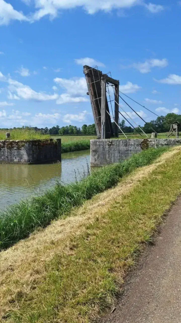 Pont-levis sur le canal du Nivernais - Bourgogne - France