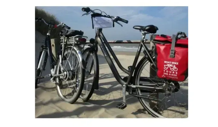 Velos electriques avec sacoches sur plage - Circuit bateau-velo Pays-Bas