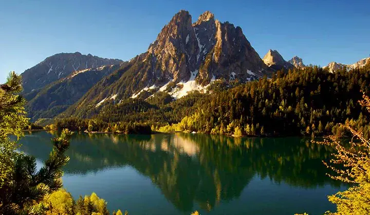 Pics d'Encantats reflétés dans le lac - Aigüestortes - Espagne