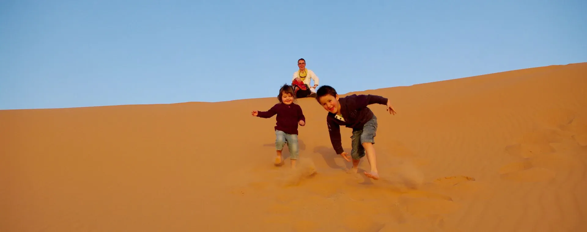 Enfants Amusent Dunes - Maroc