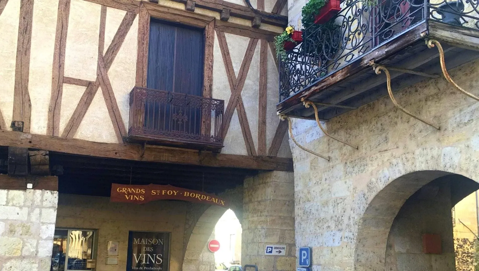 Facades Traditionnelles Dans Le Perigord - France