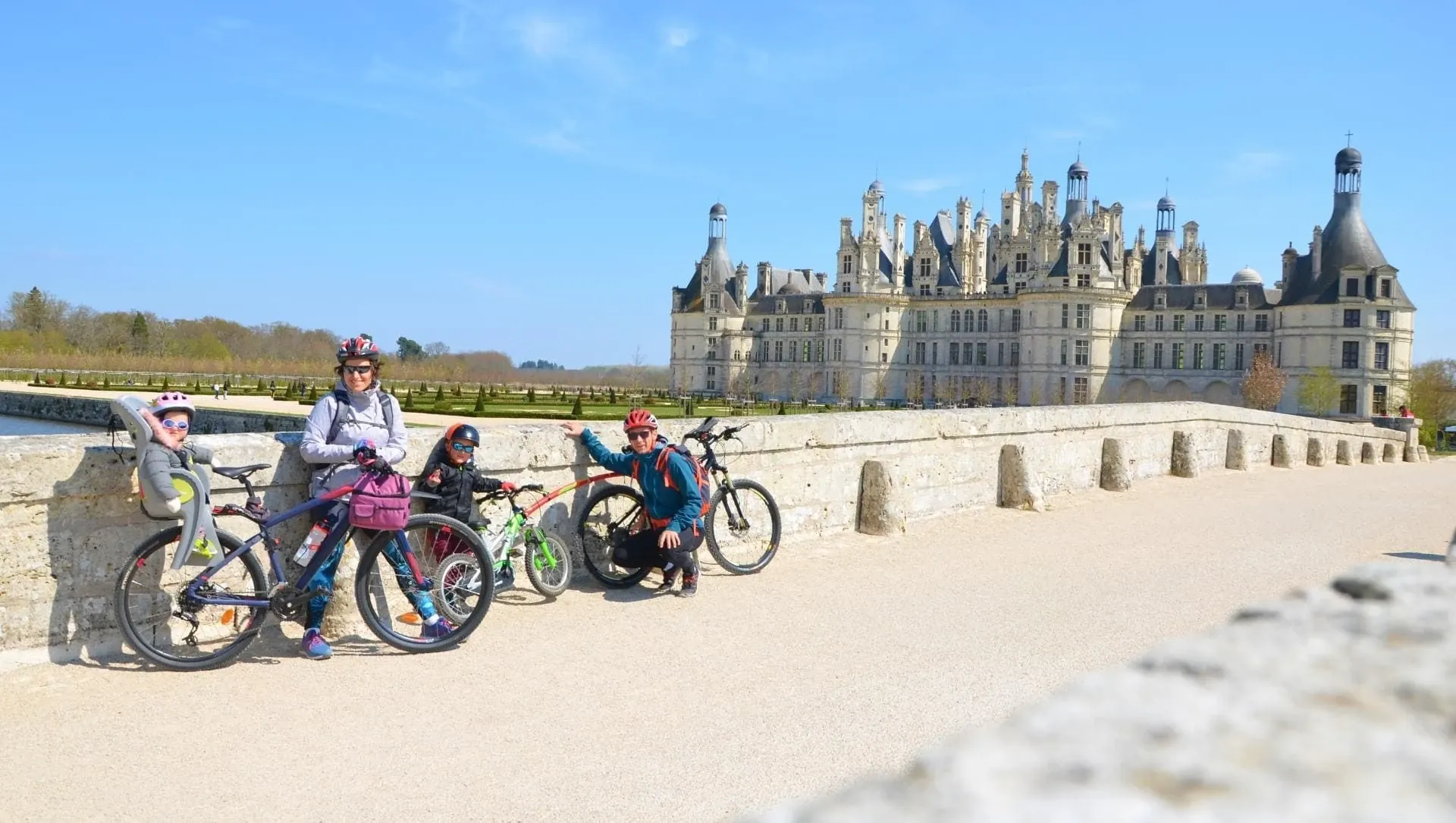 Famille A Velo Devant Le Chateau De Chambord C Quentin Vanaker - France © Quentin Vanaker