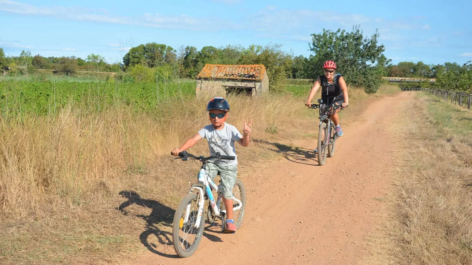 Famille Cyclistes Velo Canal Du Midi C Quentin Vanaker - France