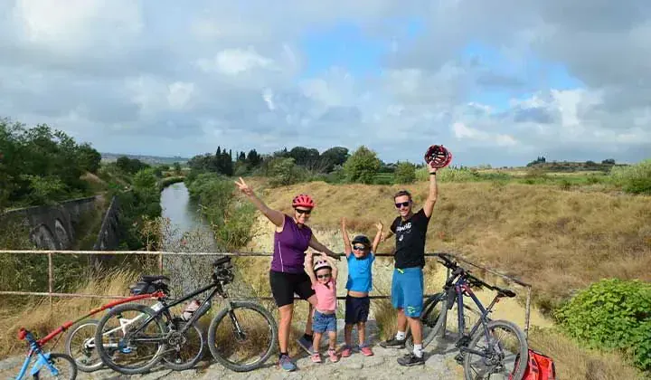 Famille a velo le long du Canal du Midi - Occitanie France