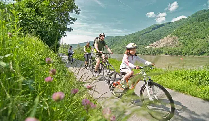 Famille a velo sur piste cyclable longeant le Danube - Autriche