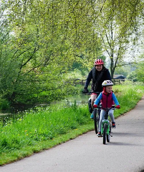 Famille à vélo sur la piste cyclable du canal de la Bruche - Alsace - France © Quentin Vanaker