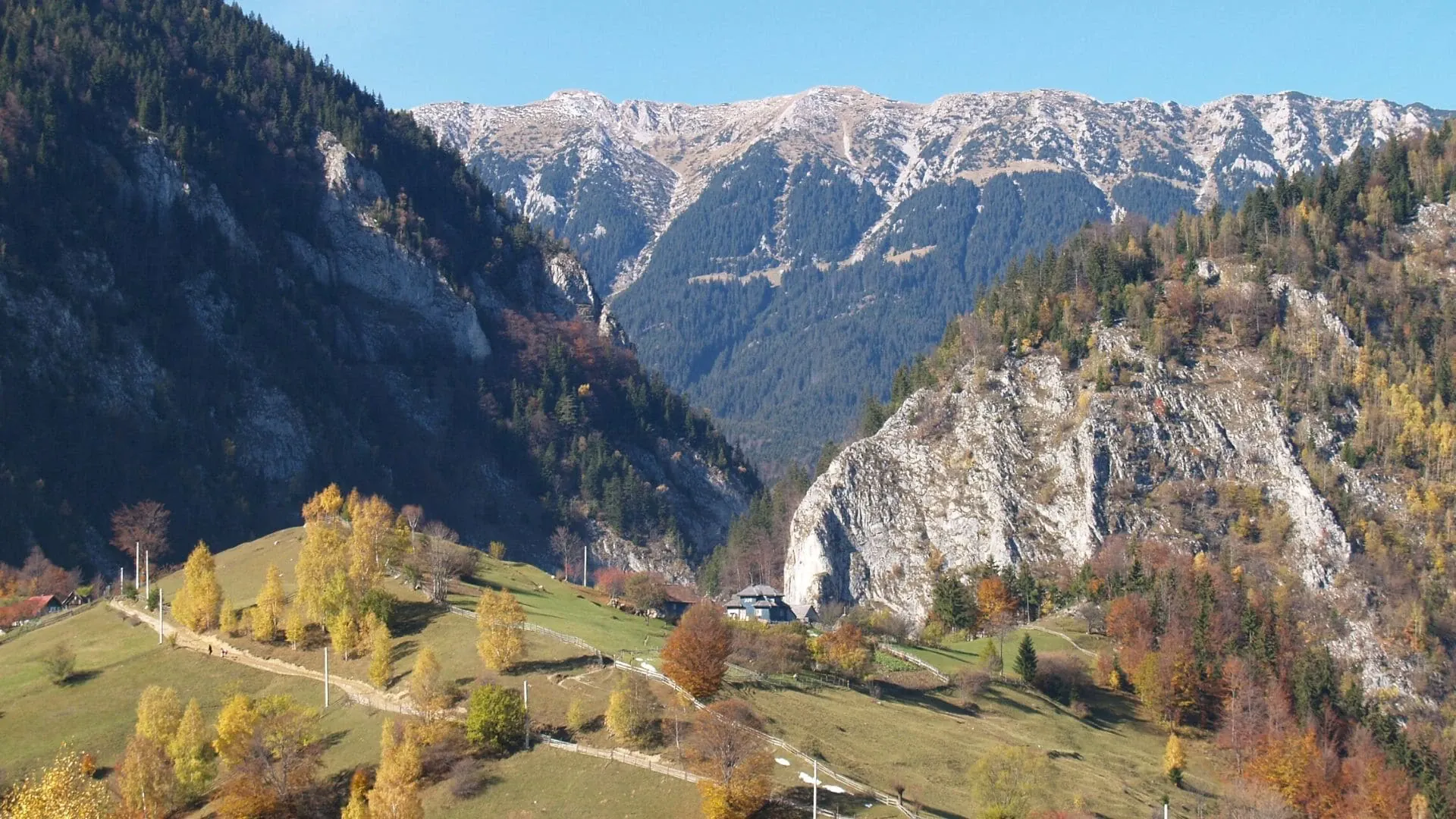 Fleurs Colorees A La Maison Folio Construite Au Xixeme Siecle Au - Lituanie © Ur Du Pittoresque Village De Hell Bourg Yvonne Toussaint