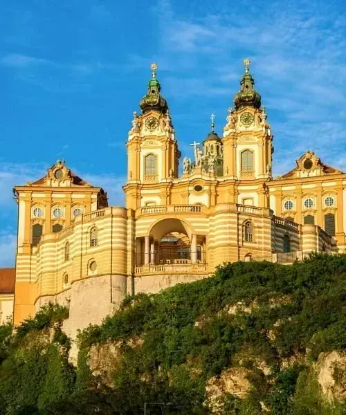 Abbaye de Fontevraud sur la Loire à vélo - Val de Loire