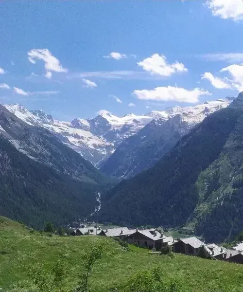 Glaciers du Grand Paradis avec village alpin en contrebas - Val d'Aoste - Italie © Pierre Paillat