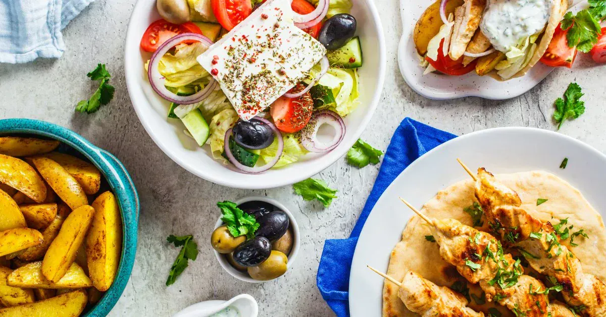 Spécialités culinaires grecques - Salade et brochettes - Grèce