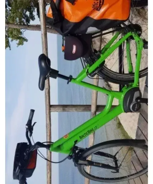 Velo electrique vert avec sacoches - Cote baltique - Lituanie