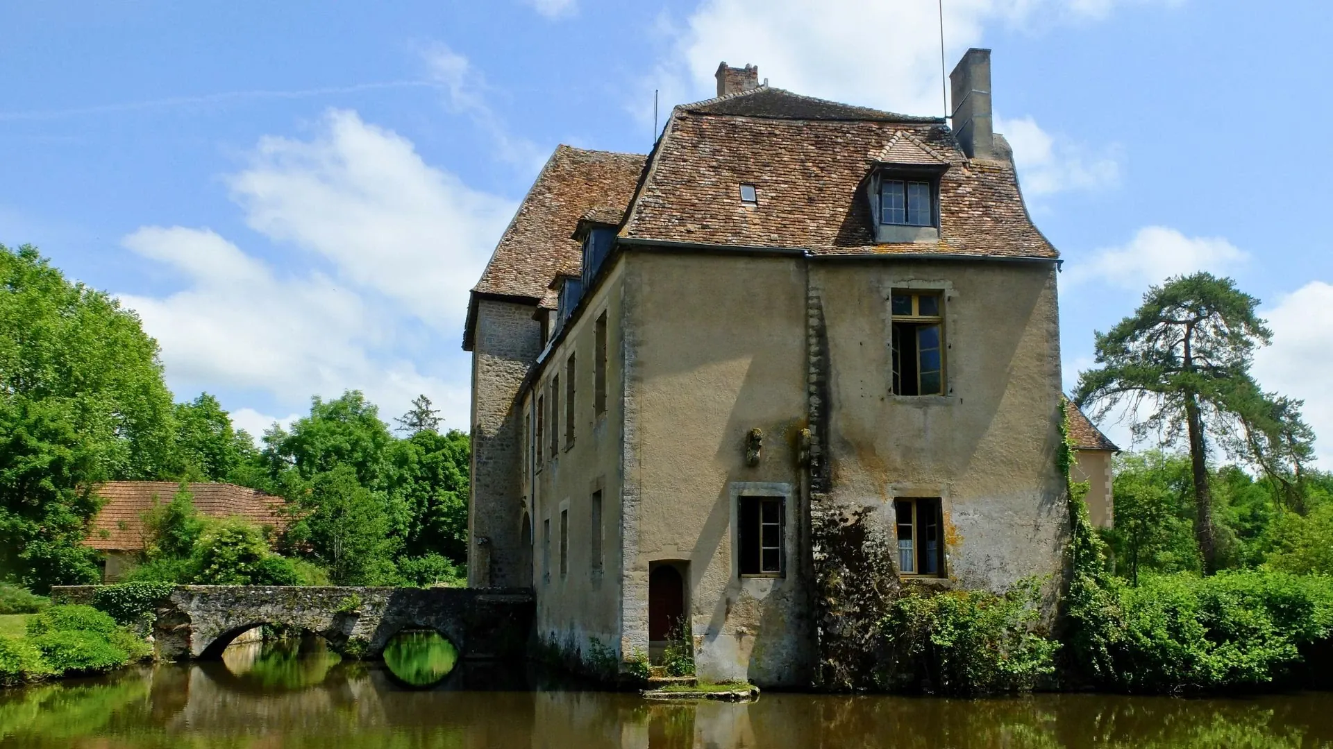 Paysage verdoyant le long du Canal du Nivernais - Bourgogne